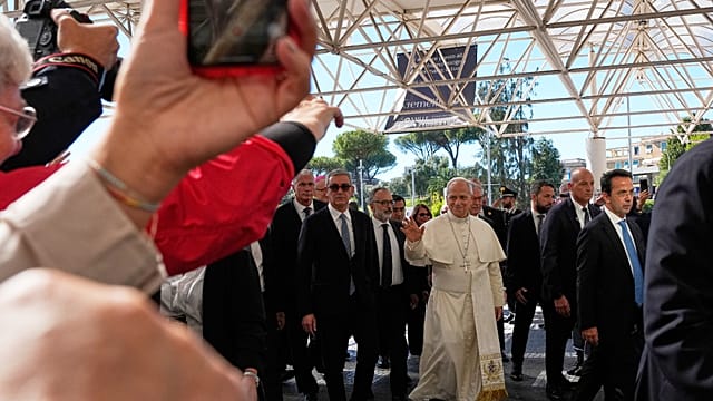 Pope Leo XIV has cancerous tumour removed from right lung